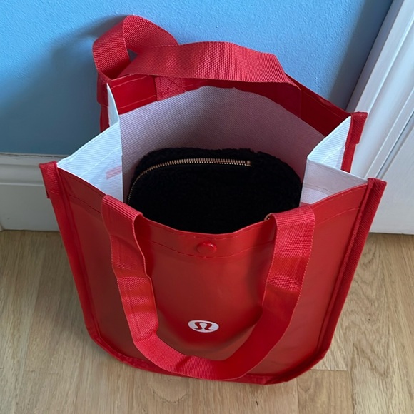 Lululemon NWT Everywhere 2L Fleece Belt Bag, includes reusable Lululemon bag - Picture 15 of 15